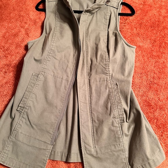 Cabi utility explorer vest 
Small - Picture 2 of 7